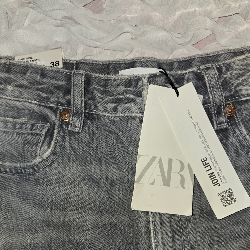 Zara Gray Straight Leg Jeans with Subtle Distressing